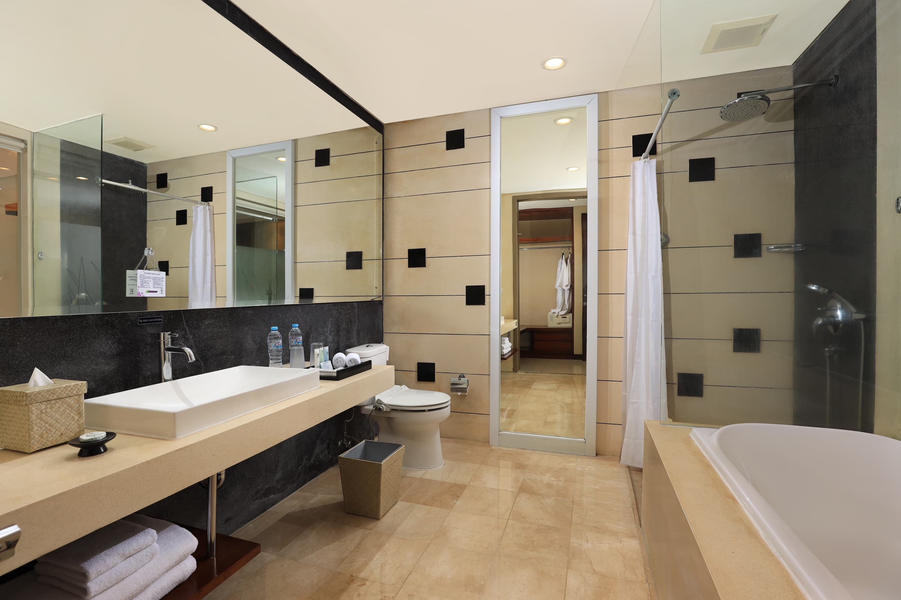 Deluxe Pool Terrace Bathroom